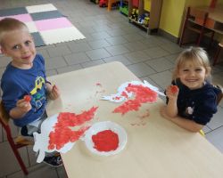 dzieci wykonujące prace plastyczne oraz grające na instrumentach perkusyjnych