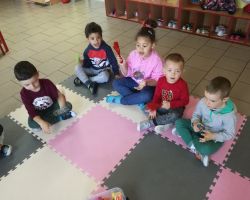dzieci wykonujące prace plastyczne oraz grające na instrumentach perkusyjnych