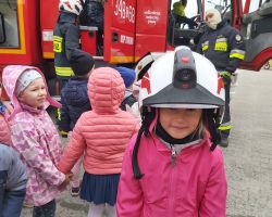 zdjęcia dzieci podczas spotkania ze strażakami
