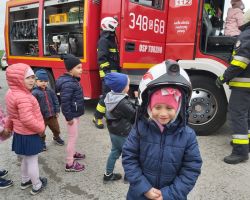 zdjęcia dzieci podczas spotkania ze strażakami