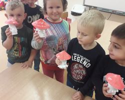 dzieci wykonujące prace plastyczno-techniczne