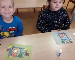 dzieci wykonujące prace plastyczno-techniczne