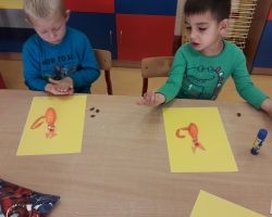 dzieci wykonujące prace plastyczno-techniczne