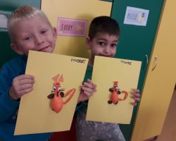 dzieci wykonujące prace plastyczno-techniczne