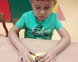 dzieci wykonujące prace plastyczno-techniczne