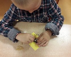 dzieci wykonujące prace plastyczno-techniczne