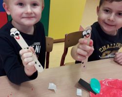 dzieci wykonujące prace plastyczno-techniczne