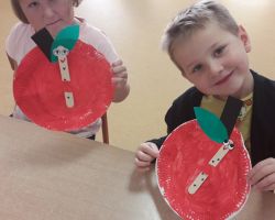 dzieci wykonujące prace plastyczno-techniczne