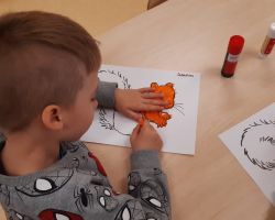 zdjęcia dzieci wykonujących jesienne prace plastyczno-techniczne