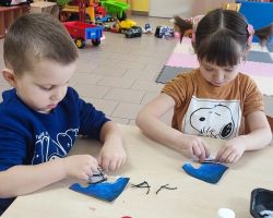 zdjęcia dzieci wykonujących potret mikoła kopernika