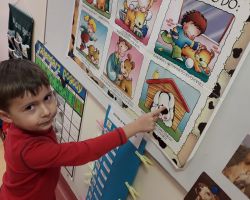 dzieci wykonujące pracę techniczną