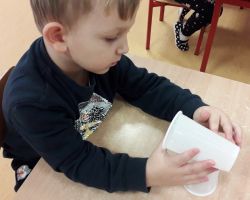 dzieci wykonujące pracę techniczną