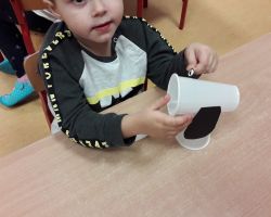 dzieci wykonujące pracę techniczną