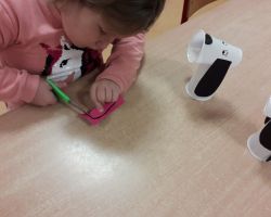 dzieci wykonujące pracę techniczną