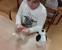 dzieci wykonujące pracę techniczną