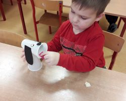 dzieci wykonujące pracę techniczną