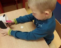 dzieci wykonujące pracę techniczną