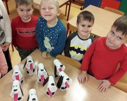 dzieci wykonujące pracę techniczną