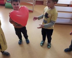 dzieci świętujące Dzień Życzliwości