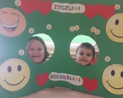 dzieci świętujące Dzień Życzliwości