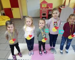 dzieci świętujące dzień życzliwości
