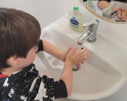 zdjęcia dzieci podczas światowego dnia mycia rąk