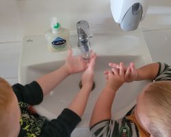zdjęcia dzieci podczas światowego dnia mycia rąk