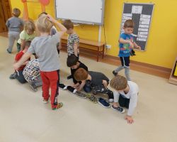 dzieci świętujące andrzejki