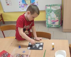 zdjęcia dzieci i rodziców wykonujacych kartki świąteczne