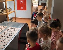 zdjęcia dzieci podczas wizyty w muzeum piernika