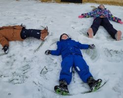 zdjęcia dzieci podczas zimowych zabaw