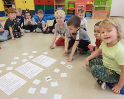 dzieci świętujące andrzejki