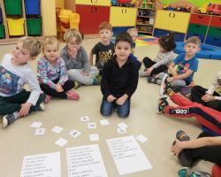 dzieci świętujące andrzejki