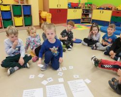 dzieci świętujące andrzejki