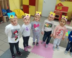 dzieci obchodzące dzień pluszoweo misia