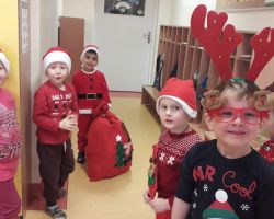 dzieci wykonujące zadania na tabletach