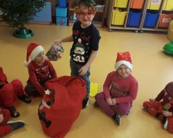 dzieci wykonujące zadania na tabletach