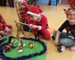 dzieci wykonujące zadania na tabletach