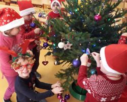 dzieci wykonujące zadania na tabletach