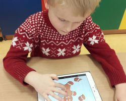 dzieci wykonujące zadania na tabletach