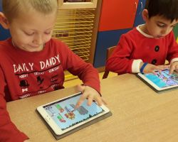 dzieci wykonujące zadania na tabletach