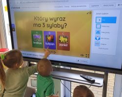 zdjęcia dzieci podczas powitania wiosny