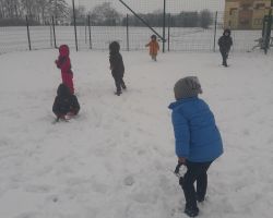 dzieci bawiące się na śniegu