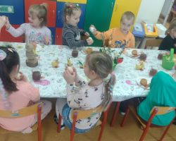 zdjęcia dzieci podczas śniadania wielkanocnego