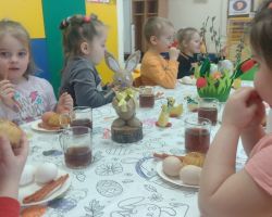 zdjęcia dzieci podczas śniadania wielkanocnego