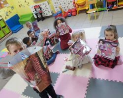 dzieci rozpakowujące preznety bożonarodzeniowe