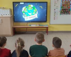 zdjęcia dzieci podczas dnia ziemi