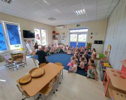 zdjęcia dzieci podczas spotkania z leśnikiem