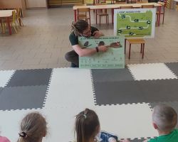 zdjęcia dzieci podczas spotkania z leśnikiem
