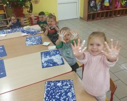 dzieci wykonujące zimowe prace plastyczno-techniczne